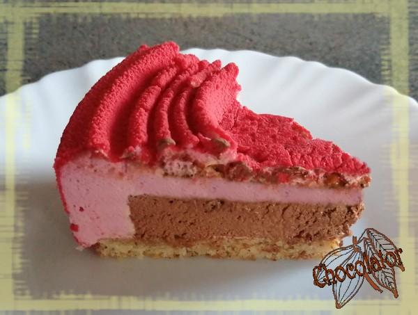 Entremet framboise chocolat glacage velours part