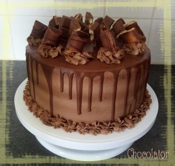 Montage d'un layer cake kinder bueno avec ganache montée chocolat